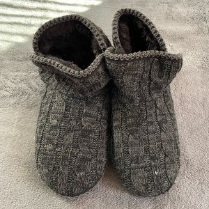 Muk Luks Slippers - Size 7/8 - Medium - Like New